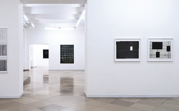 © Serena Amrein, newsline weiss 5 und newsline schwarz 8, Einzelausstellung 2021, artmark galerie, Wien (AT), © Fotos von Serena Amrein